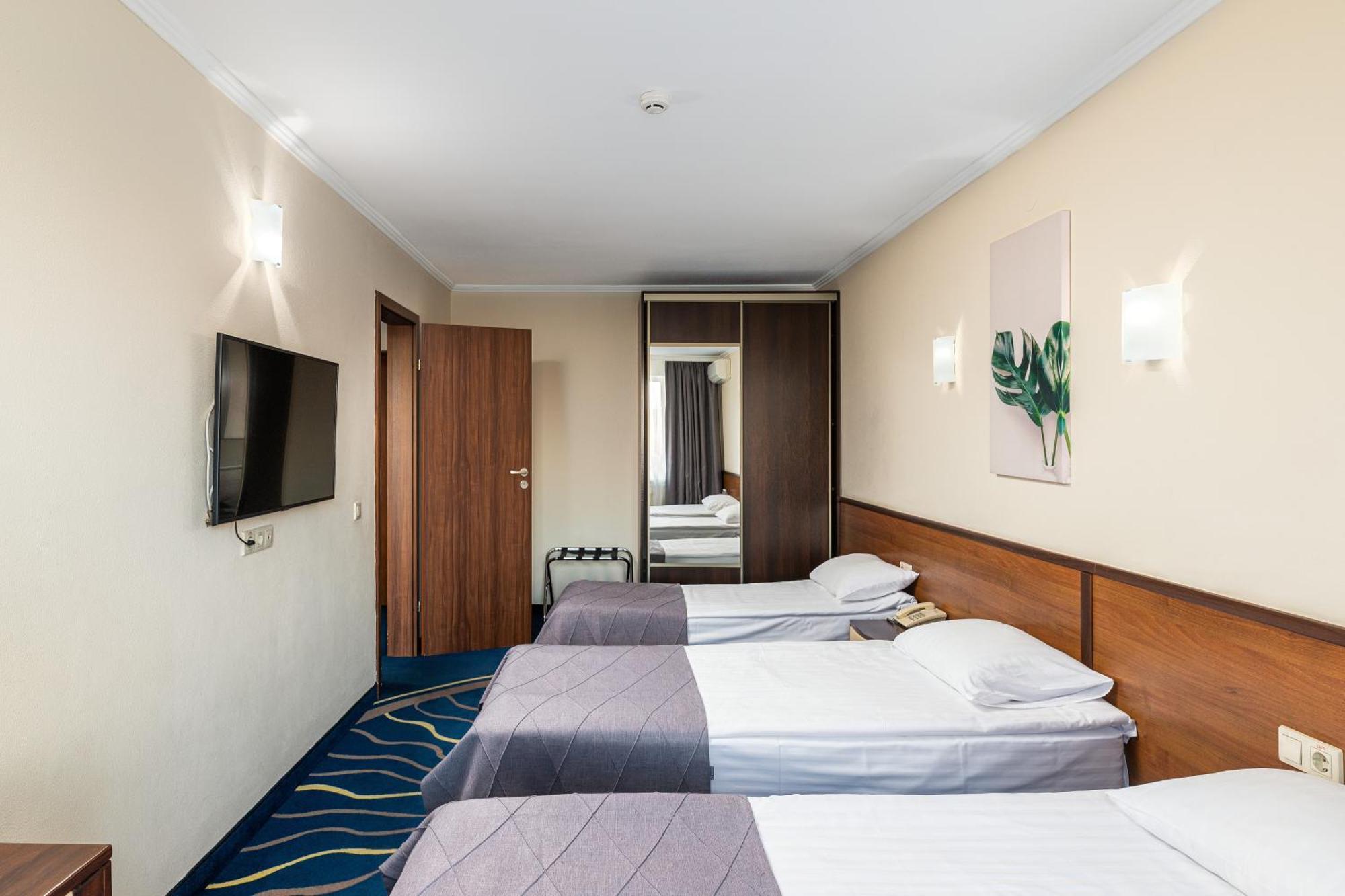 Sonata Hotel & Restaurant "Готель Соната" Leópolis Habitación foto