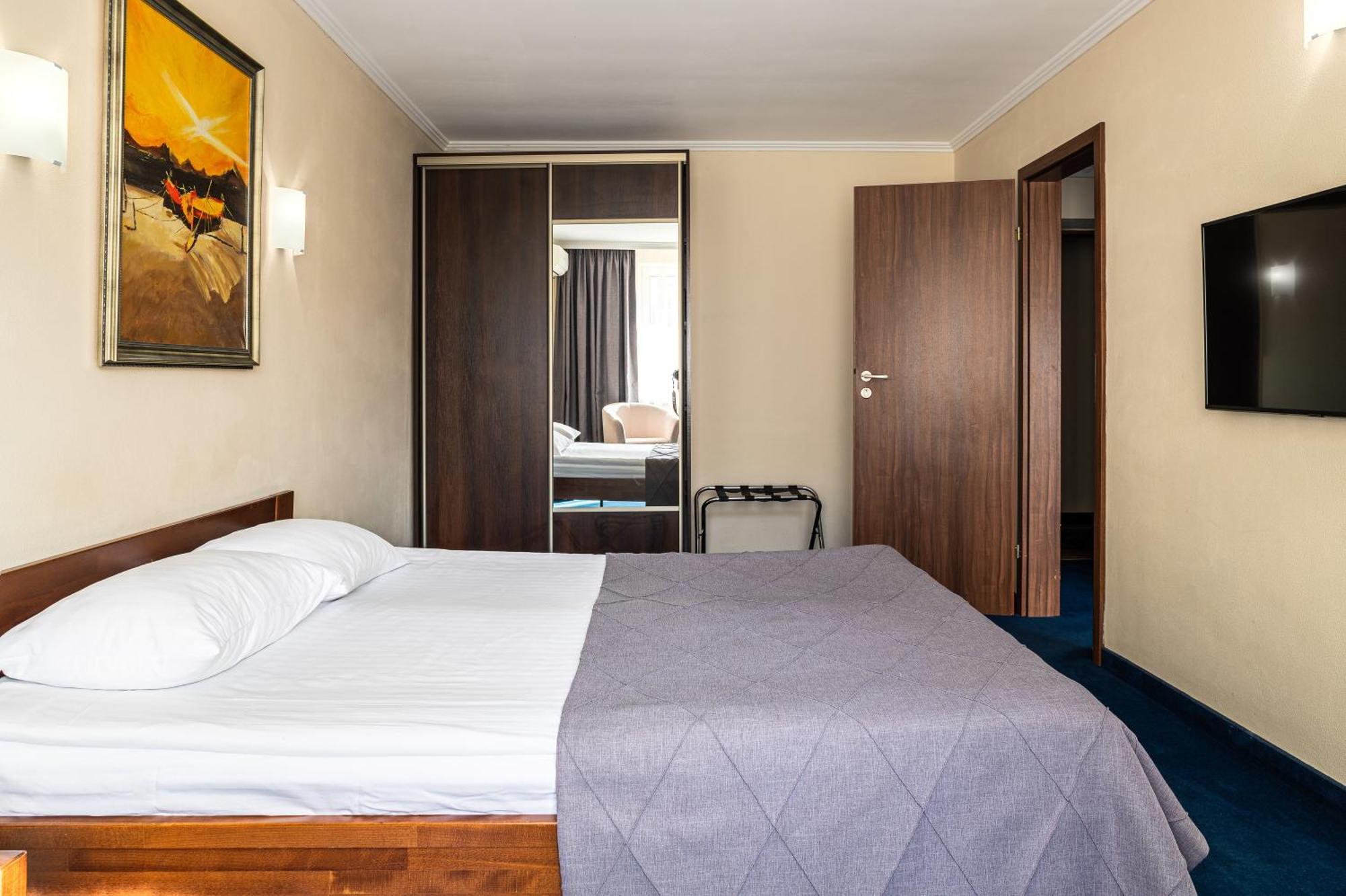 Sonata Hotel & Restaurant "Готель Соната" Leópolis Habitación foto