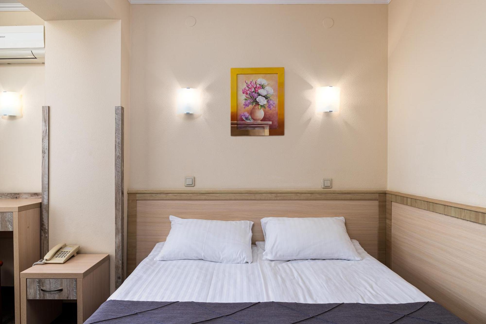 Sonata Hotel & Restaurant "Готель Соната" Leópolis Habitación foto