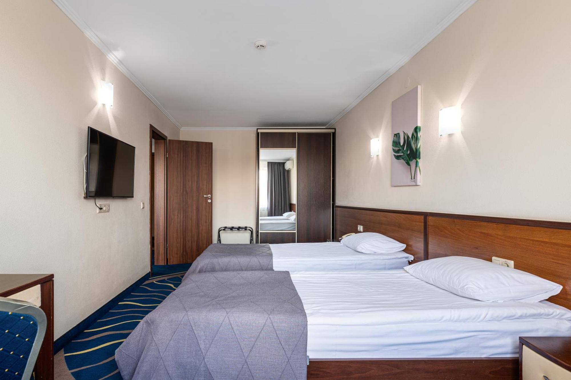 Sonata Hotel & Restaurant "Готель Соната" Leópolis Habitación foto