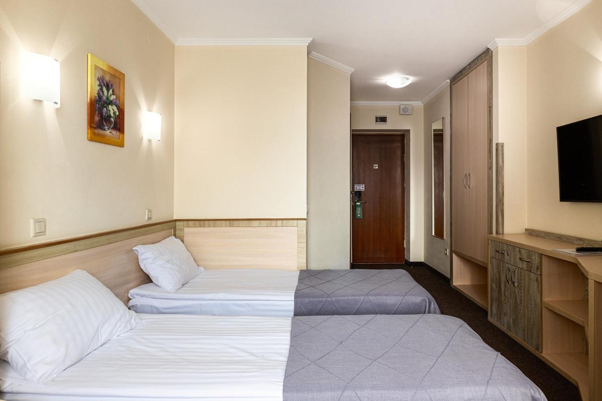 Sonata Hotel & Restaurant "Готель Соната" Leópolis Habitación foto