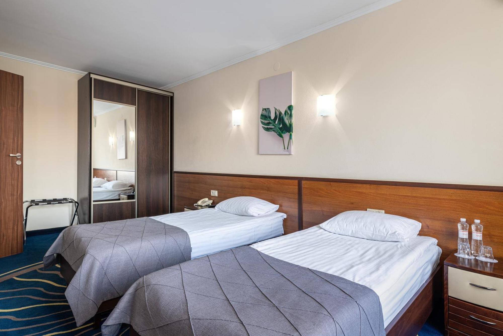 Sonata Hotel & Restaurant "Готель Соната" Leópolis Habitación foto