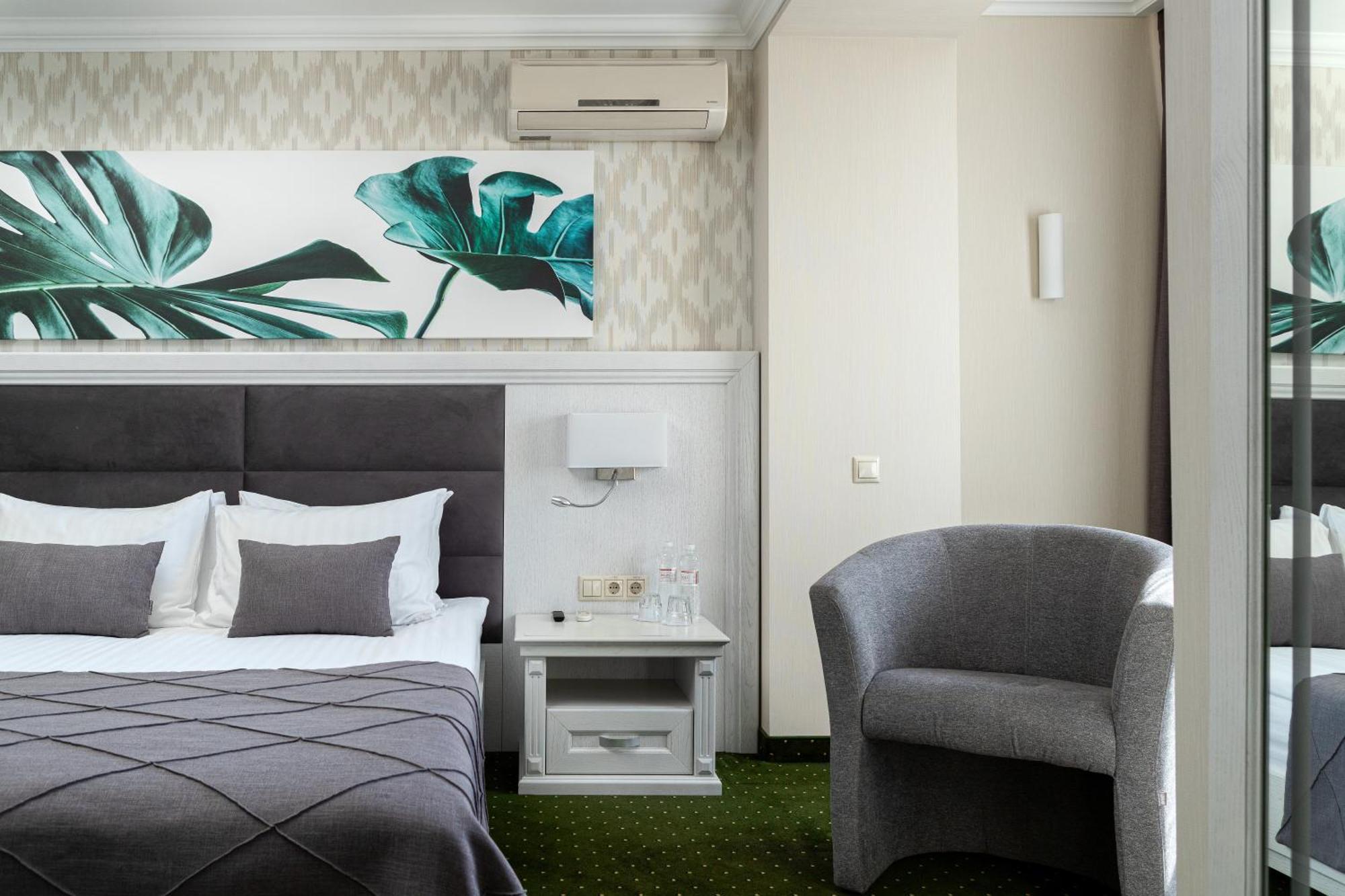 Sonata Hotel & Restaurant "Готель Соната" Leópolis Habitación foto